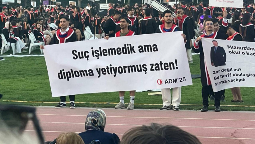 ODTÜ Mezuniyetinde Pankart Geleneği Sürdü, Rektör Kürsüde Yuhalandı - Resim : 1