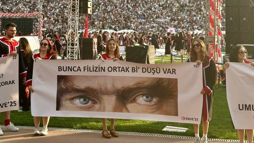 ODTÜ Mezuniyetinde Pankart Geleneği Sürdü, Rektör Kürsüde Yuhalandı - Resim : 3