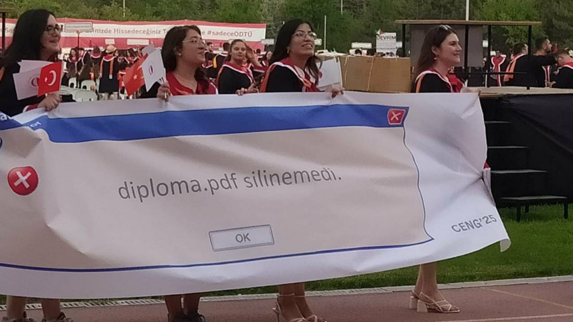 ODTÜ Mezuniyetinde Pankart Geleneği Sürdü, Rektör Kürsüde Yuhalandı - Resim : 2