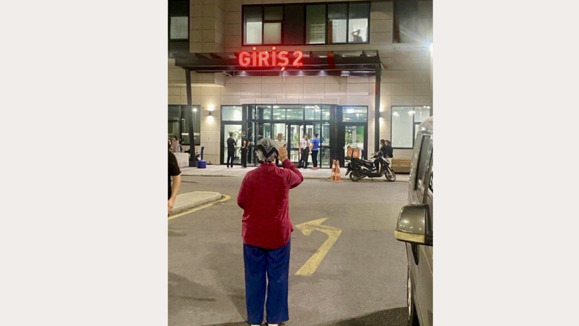 Murat Çalık’ın Annesi Hasta Oğlu İçin Yine Nöbette! Koğuş Penceresinde Yürek Burkan Fotoğraf - Resim : 1