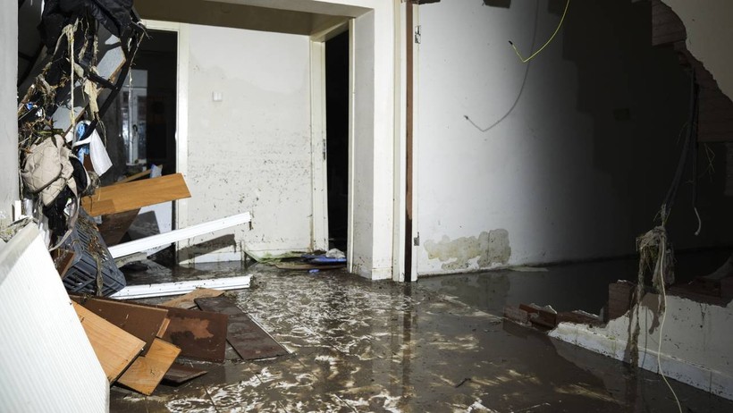 Ankara'da Sel Felaketinde Bir Binanın Duvarı Yıkıldı - Resim : 2