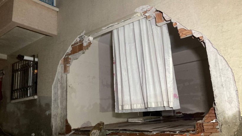 Ankara'da Sel Felaketinde Bir Binanın Duvarı Yıkıldı - Resim : 3