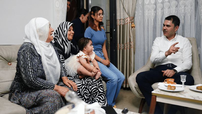 Bakan Kurum’dan Depremzede Aileye Anlamlı Ziyaret! İnşaatların Son Teslimi İçin Tarih Verdi - Resim : 2