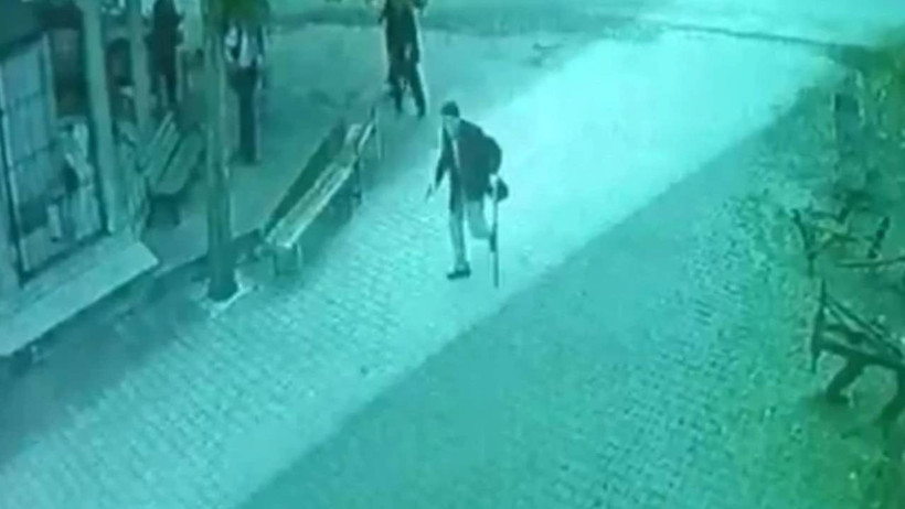 Bir Elinde Baston, Bir Elinde Silah! Köy Meydanında Dehşet Saçtı - Resim : 2