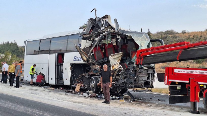 Mersin'de Feci Kaza! Yolcu Otobüsü Tıra Çarptı, Yaralılar Var - Resim : 2