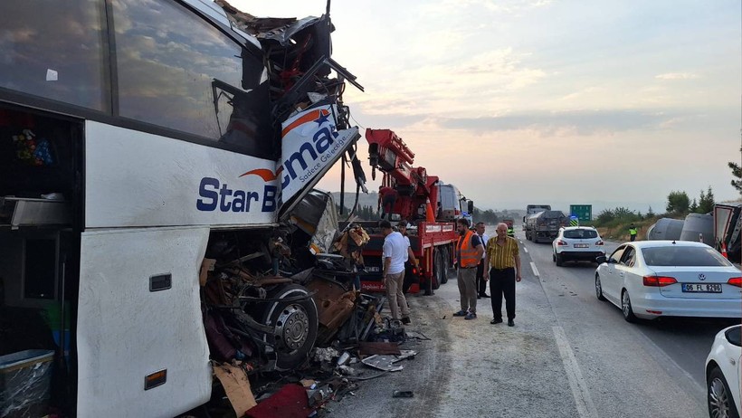 Mersin'de Feci Kaza! Yolcu Otobüsü Tıra Çarptı, Yaralılar Var - Resim : 1