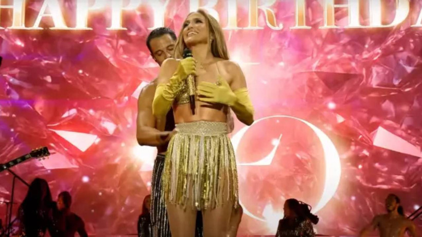 Jennifer Lopez’in Doğum Gününde Beklenmedik Kaza! Eteği Birden Sahnede Düştü, Tepkisi Gündem Oldu - Resim : 1