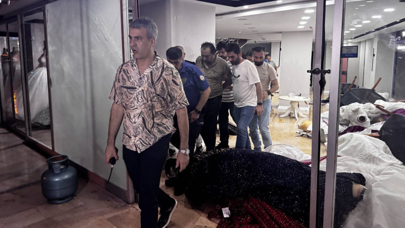 Gelinlik Mağazasını Savaş Alanına Çevirdi, Bir Türlü İkna Olmayınca İtfaiye Eri Devreye Girdi - Resim : 2