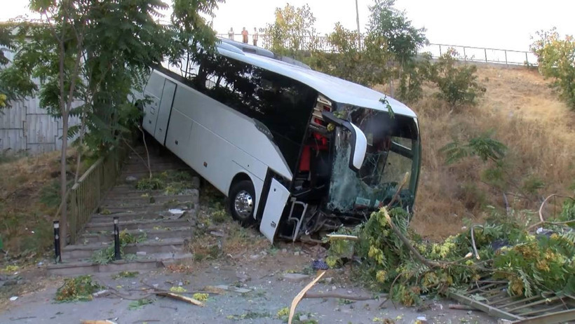 Şoför Direksiyonda Fenalaştı, İşçi Servisi Şarampole Uçtu! 9 Yaralı - Resim : 2