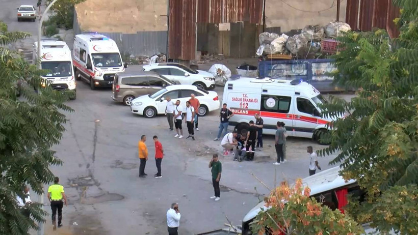 Şoför Direksiyonda Fenalaştı, İşçi Servisi Şarampole Uçtu! 9 Yaralı - Resim : 1