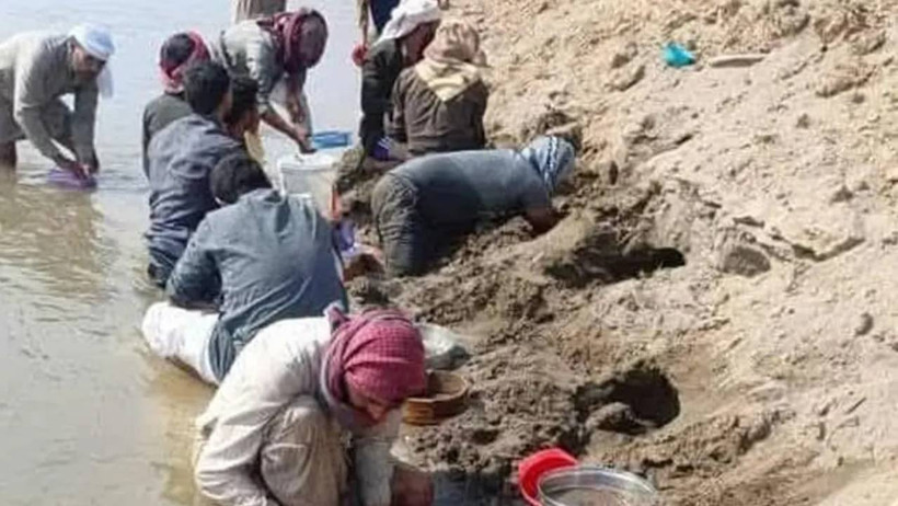 Köyde Altın Heyecanı: Su Seviyesi Düşünce Ortaya Çıktı! Herkes Altın Toplamaya Koştu - Resim : 1