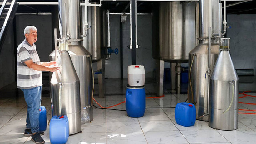 Çorak Arazide Hasat: Hiçbir Şey Yetişmiyordu, Şimdi Litre Litre Kazandırıyor! Şişesi 2.500 TL’den Satılıyor - Resim : 1
