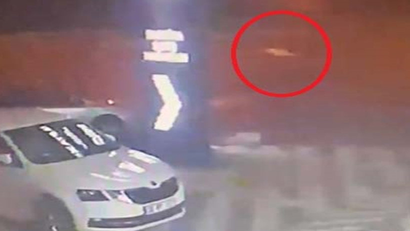 Caddede Korkunç Ölüm! Önce Ticari Araç Çarptı, Sonra Otomobil Ezdi - Resim : 2