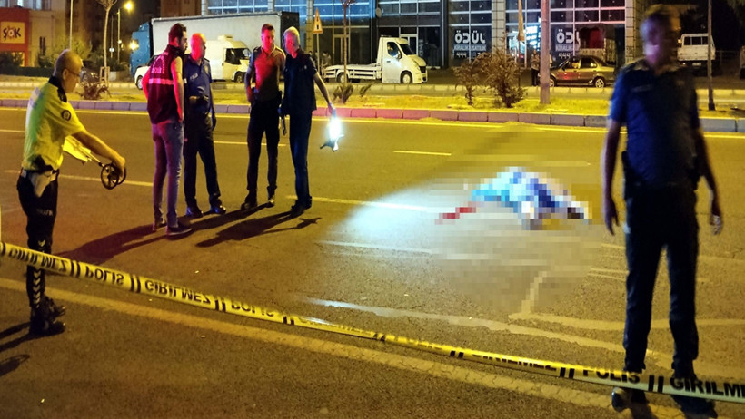 Caddede Korkunç Ölüm! Önce Ticari Araç Çarptı, Sonra Otomobil Ezdi - Resim : 1