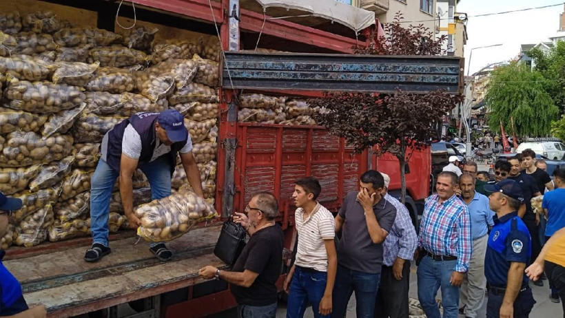 Tarlasında Hasat Etti: 20 Ton Ürünü Önüne Gelene Bedava Dağıttı - Resim : 2