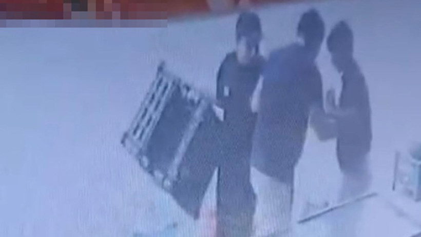 Gece Bekçisi Siparişi Beğenmedi, Çocuğu Darbetti! Skandal Şiddet Kamerada - Resim : 2