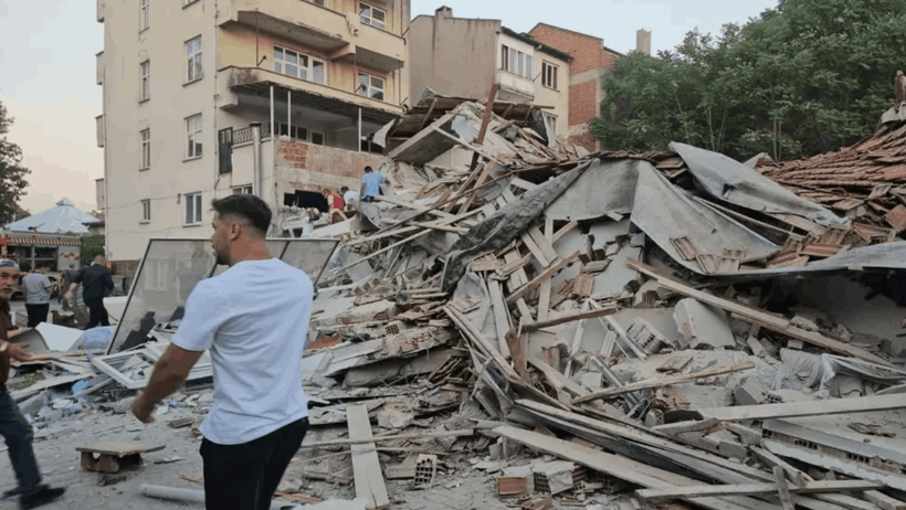 Depremde Yıkılan Binanın Önceki Görüntüsü Ortaya Çıktı: Kolon mu Kesildi? - Resim : 1
