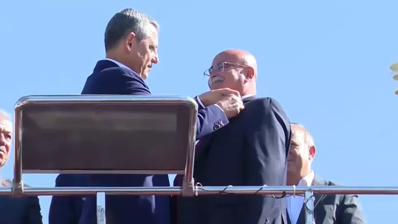 Özgür Özel, CHP'ye katılan Sami Eroğlu'nun rozetini takıyor