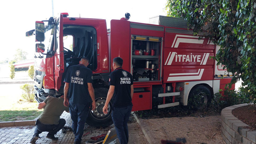 Samsun’da Yangına Giden İtfaiye Aracı Kaza Yaptı! 3 Kişi Yaralandı - Resim : 1