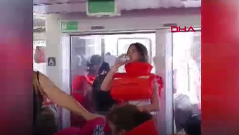 Denizin Ortasında Ölüm Kalım Savaşı! Feribot Seferi Kabusa Döndü, Yüzlerce Yolcu Acilen Tahliye Edildi - Resim : 1