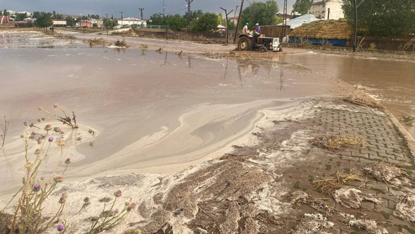 Van’da Sağanak Yağış Sele Neden Oldu! Dereler Taştı, Sokaklar Sular Altında Kaldı - Resim : 4