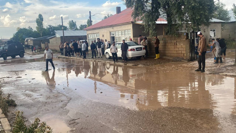 Van’da Sağanak Yağış Sele Neden Oldu! Dereler Taştı, Sokaklar Sular Altında Kaldı - Resim : 2