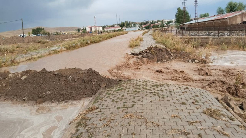 Van’da Sağanak Yağış Sele Neden Oldu! Dereler Taştı, Sokaklar Sular Altında Kaldı - Resim : 3
