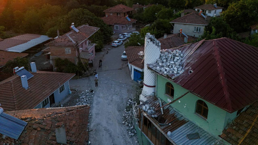 Depremin Vurduğu Sındırgı'da Uykusuz Gece: 'Her Yer Harabeye Dönmüş, Duvarlar Birbirine Girmişti...' - Resim : 1