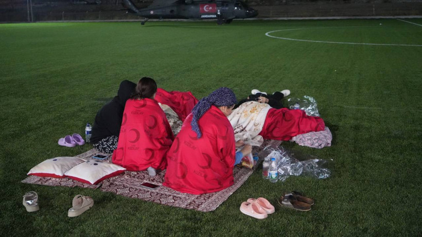 Depremin Vurduğu Sındırgı'da Uykusuz Gece: 'Her Yer Harabeye Dönmüş, Duvarlar Birbirine Girmişti...' - Resim : 5