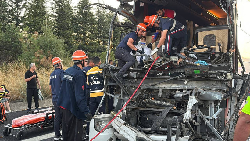 Bolu'da Feci Kaza! Şoför Hayatını Kaybetti, Çok Sayıda Yaralı Var - Resim : 4