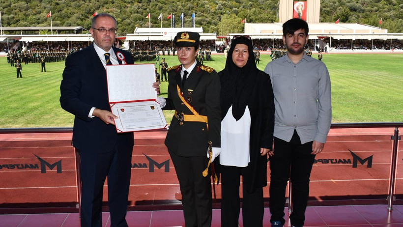 Şehit Ömer Halisdemir’in Kızı Elif Nur Halisdemir Teğmen Oldu - Resim : 1