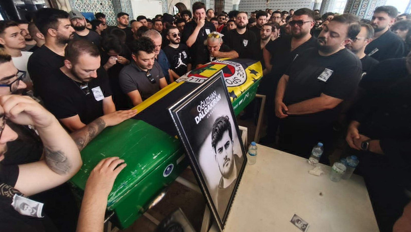 'Jrokez' Lakaplı Oğuzhan Dalgakıran'a Son Veda: Cenazedeki O Detay Dikkat Çekti - Resim : 1