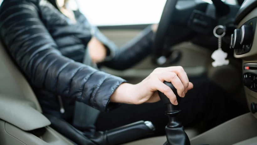 Uzmanlar Uyardı: Tek Elle Araba Kullanmadan Önce Bir Kez Daha Düşünün - Resim : 2