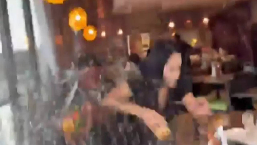 Film Değil Gerçek! Yemek Videosu Çeken Fenomenlere Araba Çarptı: İşte Akılalmaz O Anlar - Resim : 1