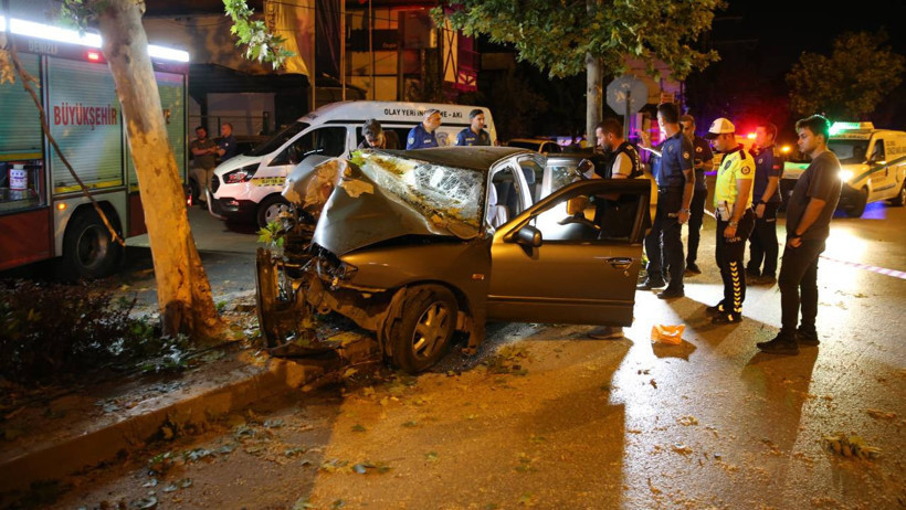 Otomobil Ağaca Ok Gibi Saplandı, Doğum Gününde Feci Şekilde Can Verdi - Resim : 1