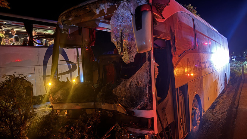 Kayseri'de Feci Kaza! Yolcu Otobüsü 200 Metre Sürüklendi, Her Şeyi Biçti: 1 Ölü, 13 Yaralı - Resim : 1