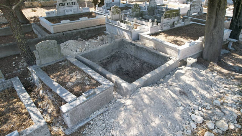 Aynı Mezarı Üçüncü Kez Kazan Defineciler İsyan Ettirdi! Kemikler Dışarı Saçıldı, Savunmaları 'Pes' Dedirtti - Resim : 1