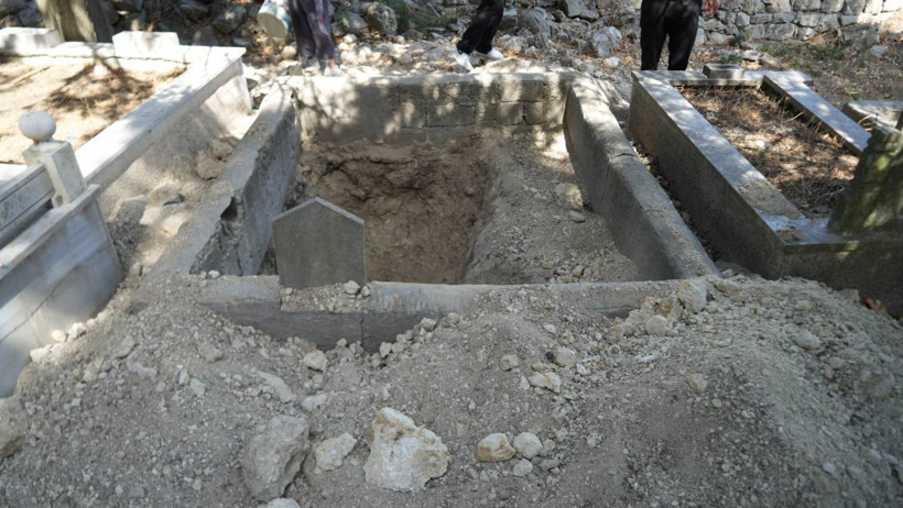 Aynı Mezarı Üçüncü Kez Kazan Defineciler İsyan Ettirdi! Kemikler Dışarı Saçıldı, Savunmaları 'Pes' Dedirtti - Resim : 3