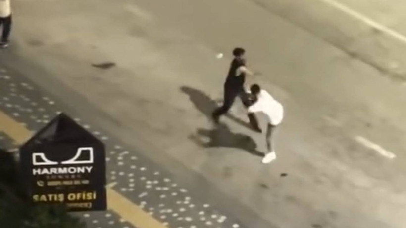 Bursa'da Kadına Sokak Ortasında Korkunç Şiddet! Bıçakla Saldırdı, O Anlar Kamerada - Resim : 1