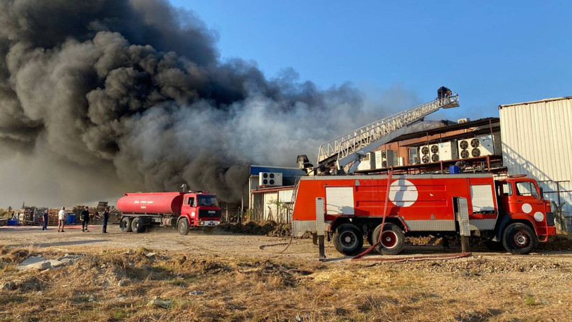 Antalya’da İki Depoda Yangın: Kapkara Dumanlar Gökyüzünü Sardı, İtfaiye Ekipleri Alarma Geçti! - Resim : 1