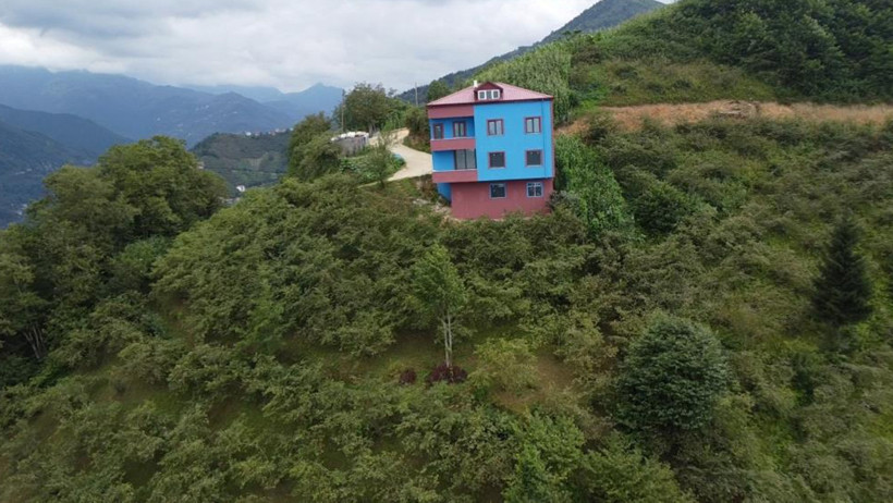 Trabzonspor Sevgisi Her Yerde: Yeşilliğin Ortasında Bordo-Mavili Ev... - Resim : 1