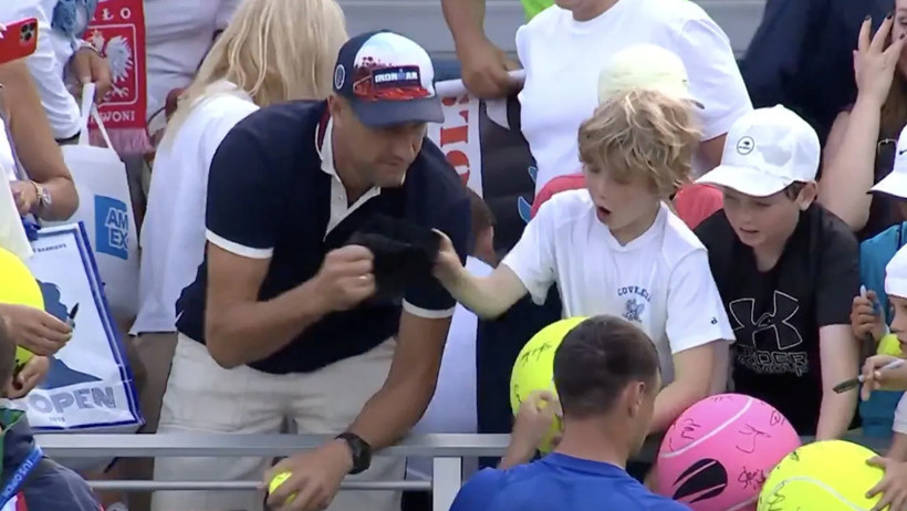 Dünya Bu Hırsızlık Skandalını Konuşuyor: CEO, Tenisçinin İmzaladığı Şapkayı Çocuğun Elinden Çaldı - Resim : 1