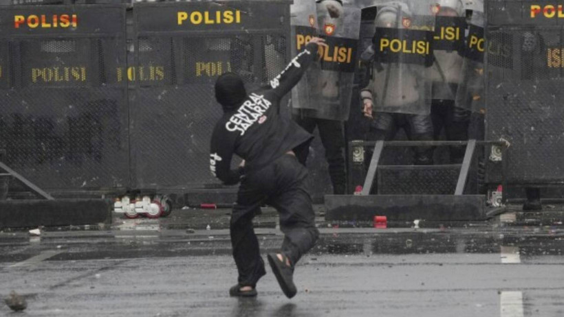Endonezya'da Halk Sokağa Döküldü, Protestolar Dinmiyor! 6 Ölü - Resim : 1