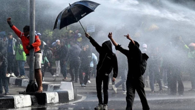 Endonezya'da Halk Sokağa Döküldü, Protestolar Dinmiyor! 6 Ölü - Resim : 3