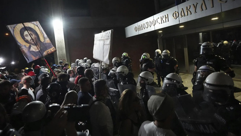 Sırbistan Vucic'e Karşı Ayakta! Polisten Eylemcilere Sert Müdahale - Resim : 1