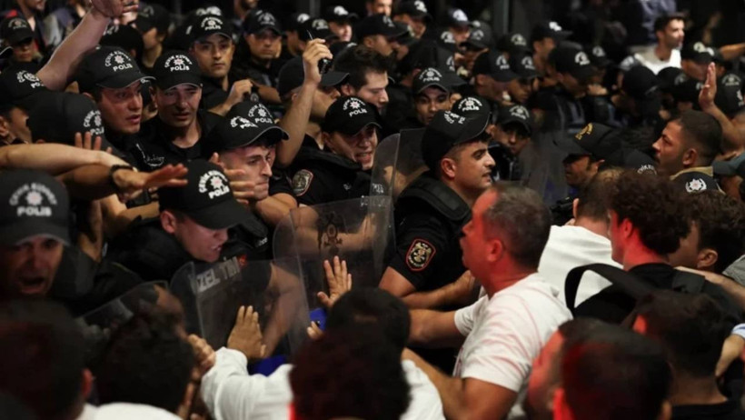 CHP Binası Hala Ablukada! Polisle Vatandaşlar Arasında Arbede Çıktı, Gözaltılar Var - Resim : 1