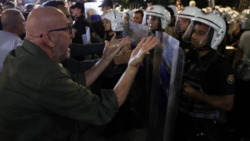 CHP Binası Hala Ablukada! Açıklamalar Peş Peşe Geldi, Yeni Barikatlar Getirildi - Resim : 3
