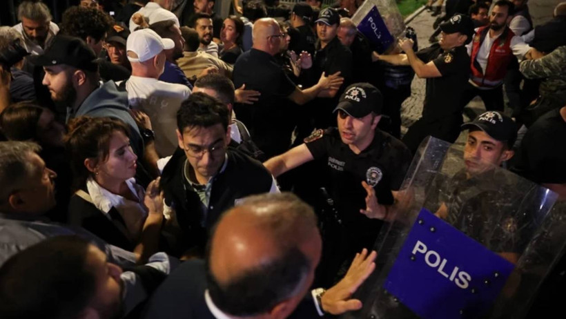 CHP Binası Hala Ablukada! Polisle Vatandaşlar Arasında Arbede Çıktı, Gözaltılar Var - Resim : 2