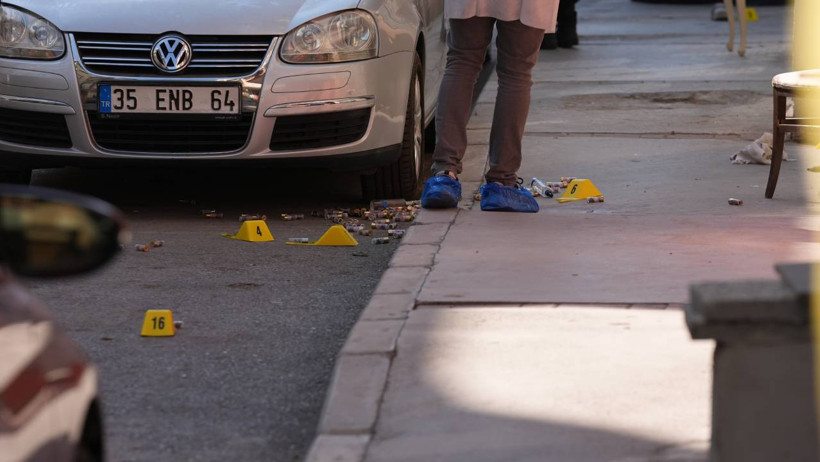 İzmir'de Polis Karakoluna Silahlı Saldırı! 2 Polis Şehit Oldu, Saldırganın Anne ve Babası Gözaltında - Resim : 1