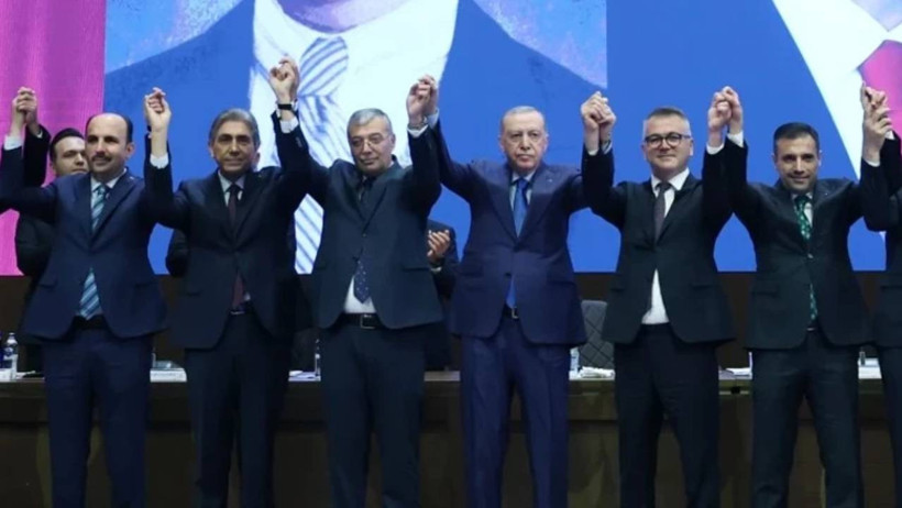 İki Belediye Başkanı AKP'ye Geçti, Rozetlerini Cumhurbaşkanı Erdoğan Taktı - Resim : 1